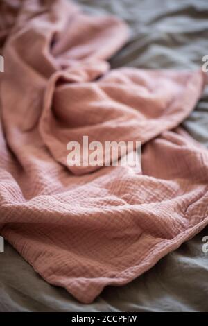 Bella mussola rosa plaid, coperta, tessuto sul letto Foto Stock
