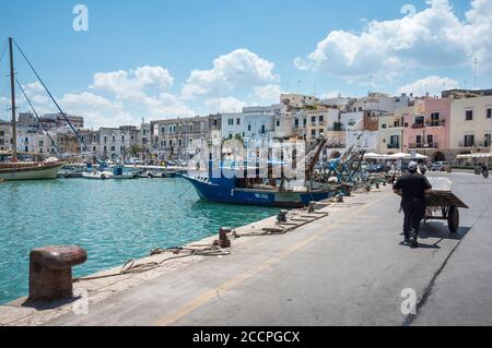 Barche da pesca in porto a Trani, Puglia, Italia meridionale. Foto Stock
