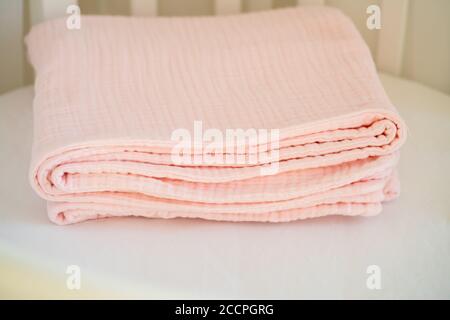 Closeup di una bella coperta rosa bambino su un bianco sfondo Foto Stock