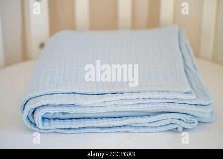 Closeup di una bella coperta blu bambino su un bianco sfondo Foto Stock