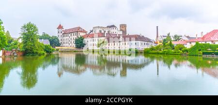 Jindrichuv Castello di Hradec riflesso nel piccolo stagno di Vajgar, Jindrichuv Hradec, Repubblica Ceca. Foto Stock