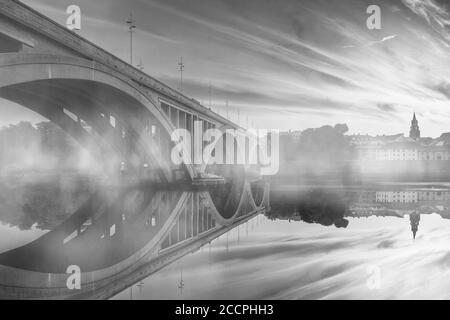 Mist on the River Tweed, Berwick Upon Tweed, Northumberland, Regno Unito. Foto Stock