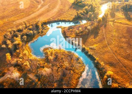 Vista aerea del fiume curvante all'alba in autunno. Vista dall'alto Foto Stock