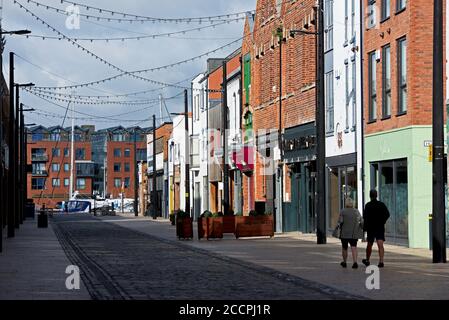 Humber Street, che conduce alla marina, Hull, Humberside, East Yorkshire, Inghilterra Regno Unito Foto Stock