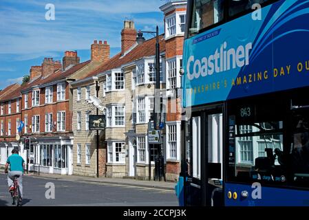 Autobus Coastliner sulla A659 strada attraverso Tadcaster, North Yorkshire, Inghilterra Regno Unito Foto Stock