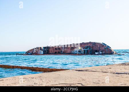 Nave cisterna in metallo affondata vicino alla costa del mare nero a odessa dopo una forte tempesta. Foto Stock