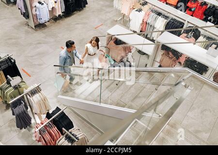 Coppia che fa acquisti nel centro commerciale Foto Stock