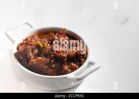 Antipasti Turchi tradizionali meze - acili ezme, peperoni caldi Chili Foto Stock