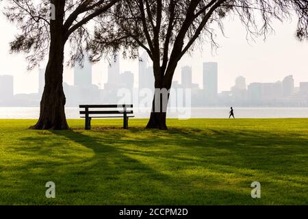 Paesaggio urbano di Perth da Southprehore guardando al fiume Swan e lo skyline della città Foto Stock