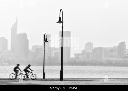 Paesaggio urbano di Perth da Southprehore guardando al fiume Swan e lo skyline della città Foto Stock