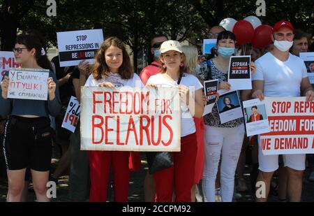 ***FILE PHOTO*** circa 200 persone hanno partecipato ad una manifestazione nel centro di Praga il 27 giugno 2020, per esprimere solidarietà con il popolo bielorusso pro Foto Stock