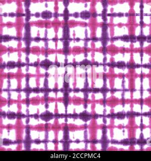 Tie dye shibori modello senza cuciture. Acquerello dipinto a mano a strisce rosa e viola su sfondo bianco. Watercolor striped striped plaid texture. PRI Foto Stock