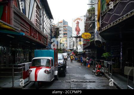 Bangkok, Thailandia, Sud-est asiatico - Soi Cowboy, una strada con molti go-go bar, catering principalmente per i turisti e gli espatriati. Bar chiusi al mattino. Foto Stock