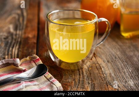Disintossicare la bevanda con miele crudo e aceto di sidro di mele su un vecchio tavolo di legno. Foto Stock