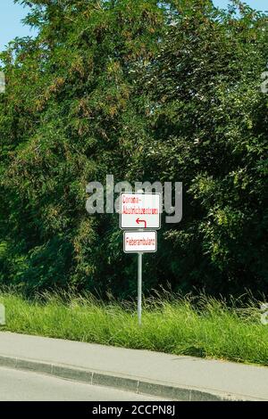 Heidelberg/Bavaria, Germania - 24 giugno 2020: Corona / Covid19 Drive in segno. Che indica la strada per la stazione di prova di Heidelberg-Kirchheim (Germania). Foto Stock