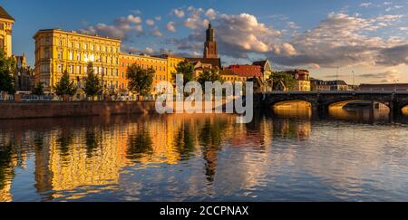 Panorama del quartiere storico di Wrocław visto dal acqua nell'ora d'oro Foto Stock