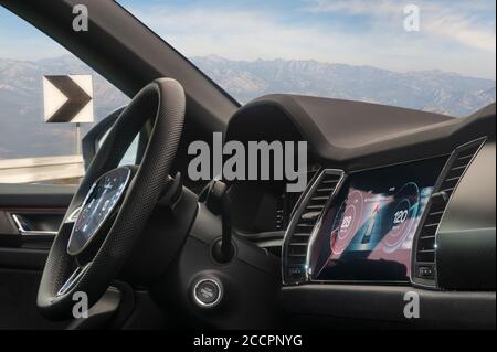 interni di un'auto moderna con display sul cruscotto e volante con possibilità di guida autonoma Foto Stock
