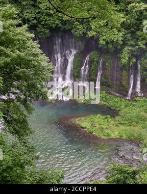 Cascate di Shiraito, una cascata vicino al Monte Fuji, Giappone. Modulo di vista aerea sopra. Foto Stock