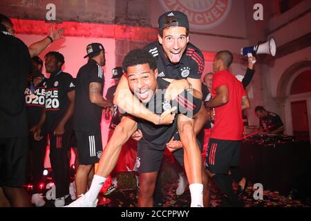 Serge GNABRY (FC Bayern Monaco) e Leon GORETZKA (FC Bayern Monaco) festeggiano sul podio. Serata interna, festa della vittoria, banchetto dopo il calcio Champions League, finale, Paris St. Germain (PSG) -FC Bayern Munich (M) 0-1, il 08/23/2020 all'Estadio da Luz di Lisbona/Portogallo. FOTO: Marco Donato/FC Bayern Monaco/Pool via Sven Simon Fotoagentur GmbH & Co. Pressefoto KG Prinzess-Luise-Str. 41 N. 45479 M uelheim/R uhr N. tel 0208/9413250 numero di fax 0208/9413260 n. GLS Bancata BLZ 430 609 67 n. KTO. 4030 025 100 N. IBAN DE75 4306 0967 4030 0251 00 N. BIC GENODEM1GLS N. WWW.SVENSIMON.NET Foto Stock