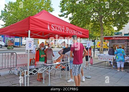 produttore di vini Saint Pourçain che offre una degustazione dei suoi prodotti sul mercato di Saint-Pourçain-sur-Sioule, Allier, Auvergne-Rhone-Alpes, Francia Foto Stock
