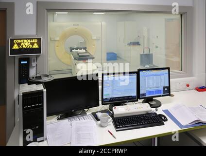 Il nuovo piano di lavoro dello scanner TC visualizzato durante la messa in funzione, lo scanner è visibile sulla finestra di protezione. Eastbourne District General Hospital. Foto Stock