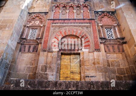 Il buco della serratura o arco a ferro di cavallo emblematico dell'architettura moresca ingresso alla grande Moschea di Cordova, Spagna. Foto Stock