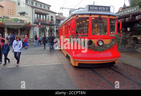 Tram Red Car Trolley, Disney California Adventure Park, Anaheim California, Stati Uniti Foto Stock