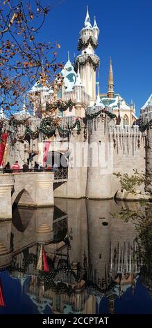 Sleeping Beauty Castle a Christmas, Disneyland Park, Anaheim California, Stati Uniti Foto Stock