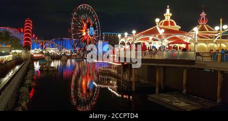 Pixar Pal-A-Round (precedentemente noto come ruota del sole e ruota di divertimento di Mickey), Disney California Adventure Park, Anaheim California, Stati Uniti Foto Stock