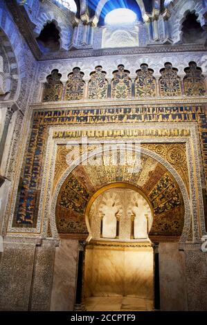 Il mihrab ad arco a ferro di cavallo nella grande Moschea di Cordova indica la direzione per la preghiera in Spagna. Foto Stock