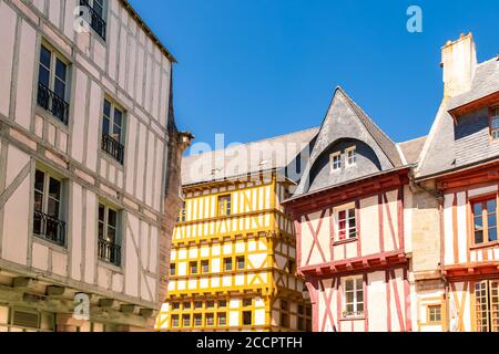 Vannes, bella città in Bretagna, vecchie case a graticcio, facciate colorate Foto Stock