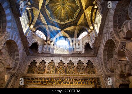 Una cupola a nido d'ape in posizione centrale presenta piastrelle blu decorate con stelle alla Grande Moschea di Cordova, in Spagna, nella regione dell'Andalusia. Foto Stock