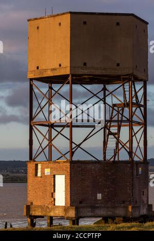 Torre radar in tempo di guerra a Coalhouse Fort, East Tilbury, Thurrock, Essex, Regno Unito. Seconda guerra mondiale basso livello radar torre mascherata come torre d'acqua sulla riva del fiume Foto Stock