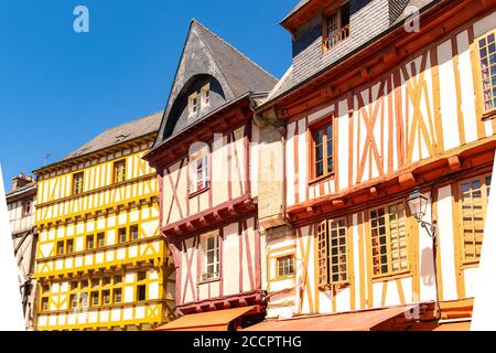 Vannes, bella città in Bretagna, vecchie case a graticcio, facciate colorate Foto Stock