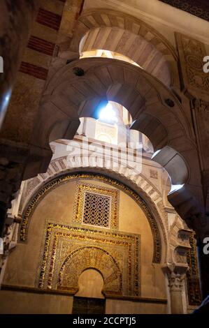 Archi multilaminari presso la grande Moschea di Cordova in Spagna. Foto Stock