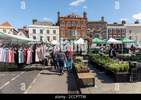 Clienti al mercato di Devizes Thursday nel Market Place, Devizes, Wiltshire, Inghilterra, Regno Unito. Covid 19 agosto 2020 Foto Stock