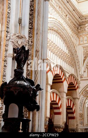 Alternanza di voussoirs di archi doppi presso la grande Moschea di Cordova arco inferiore a ferro di cavallo e arco semicircolare superiore in Spagna. Foto Stock