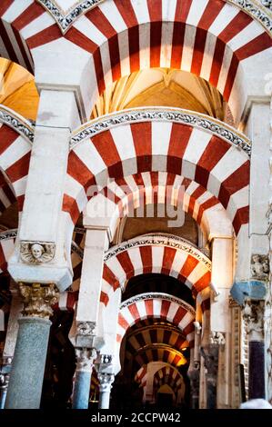 Alternanza di voussoirs di archi doppi presso la grande Moschea di Cordova arco inferiore a ferro di cavallo e arco semicircolare superiore in Spagna. Foto Stock