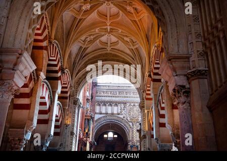 Alternanza di voussoirs di archi doppi presso la grande Moschea di Cordova arco inferiore a ferro di cavallo e arco semicircolare superiore in Spagna. Foto Stock