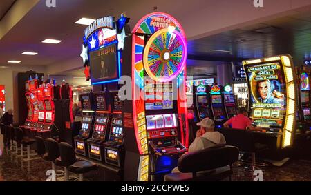 Un uomo gioca slot machine presso l'aeroporto internazionale McCarran, Las Vegas Nevada, Stati Uniti Foto Stock