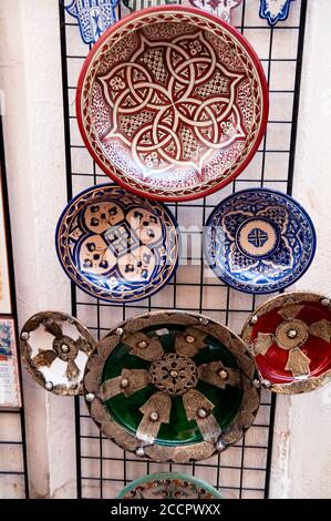 Piastre da parete in metallo e ceramica a Cordova, Spagna. Foto Stock