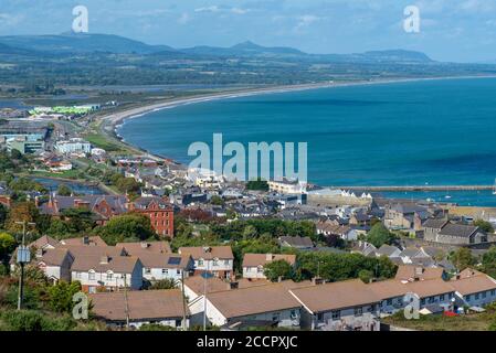 Vista della città di Wicklow e della baia dal punto panoramico di Ballygule More Foto Stock