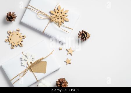 Scatole regalo d'epoca natalizie e decorazioni in legno su tavola bianca. Sfondo di Natale in stile retrò con regali fatti a mano. Vacanze invernali, Natale, Nebraska Foto Stock