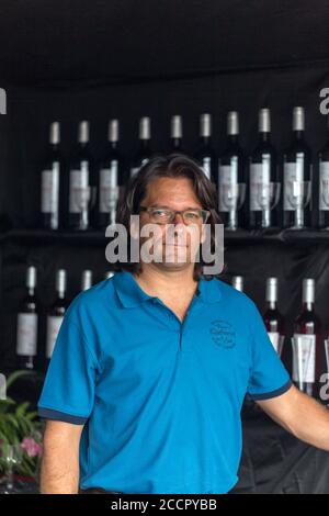 FUNCHAL, MADEIRA, PORUGAL-3 SETTEMBRE 2016: I produttori di vino incoraggiano la degustazione dei loro vini durante la festa del vino di Madeira a Funchal, a Madera, in Portogallo; Foto Stock