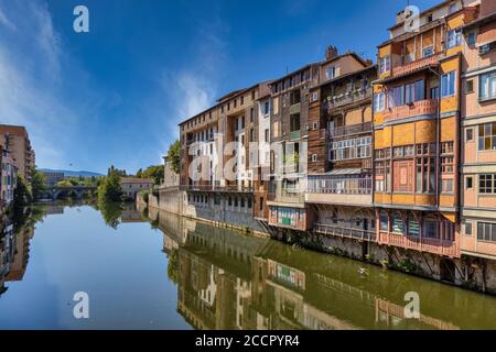 Bei edifici sul fiume Tarn nella città francese Castres. Foto Stock