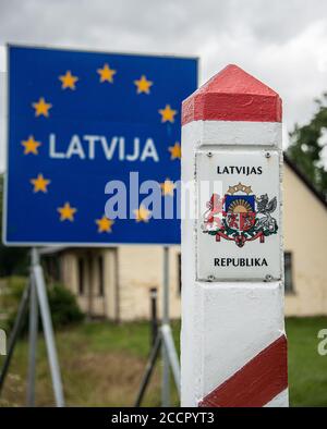 Segnale di frontiera della Lettonia situato al confine tra la Lettonia e la Lituania. Foto Stock