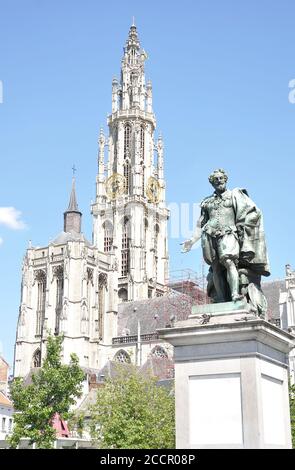 Particolare della statua di Peter Paul Rubens situata in piazza Groenplaats. Sullo sfondo, la Cattedrale di nostra Signora, Anversa, Belgio Foto Stock