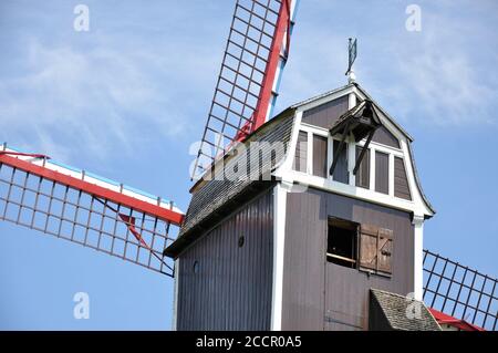 Vista del mulino a vento Sint-Janshuismolen risalente al XVIII secolo, ancora nel suo luogo originale, si trova a Bruges (Fiandre Occidentali) Belgio Foto Stock