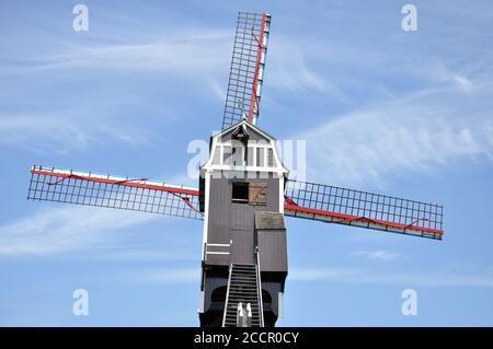 Vista del mulino a vento Sint-Janshuismolen risalente al XVIII secolo, ancora nel suo luogo originale, si trova a Bruges (Fiandre Occidentali) Belgio Foto Stock