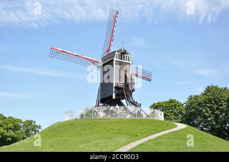 Vista del mulino a vento Sint-Janshuismolen risalente al XVIII secolo, ancora nel suo luogo originale, si trova a Bruges (Fiandre Occidentali) Belgio Foto Stock